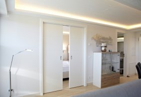 Posuvné bielo lakované interiérové dvere do steny PRÜM Royal 251, povrch dverí - Lak - Biela exklusív