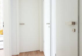 Biele lakované dvere v kombinácii s dubovou podlahou