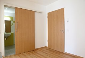 Posuvné interiérové dvere na stenu PRÜM Standard CPL laminát - Buk, Interiérové dvere PRÜM Standard, povrch dverí CPL laminát - Buk