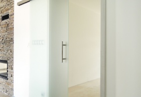 Posuvné celosklenené interiérové dvere na stenu PRÜM Satináto biele