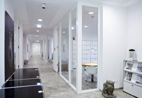 Biele interiérové dvere PRÜM Standard, povrch dverí Biela exclusív, presklená stena - sklo Float číry