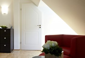 Atypické bielo lakované interiérové dvere s úkosovou úpravou do podkrovia PRÜM  Profila PF2, povrch dverí - Lak - Biela exclusív