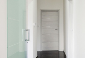 Posuvné celosklenené interiérové dvere na stenu PRÜM DUO 151-1, interiérové dvere PRÜM Royal 154, povrch dverí - CPL laminát 3D - Touch grey DQ