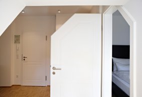 Bielo lakované interiérové dvere s úkosovou úpravou do podkrovia PRÜM  Profila PF2, povrch dverí - Lak - Biela exclusív
