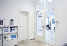 Presklené biele interiérové dvere PRÜM Standard LA, povrch dverí Biela exclusív, sklo Float číry, presklená stena