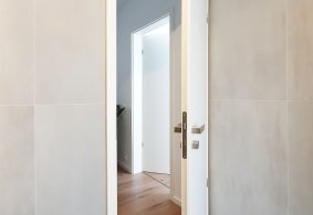 Biele lakované dvere v kombinácii s dubovou podlahou