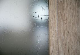 Detail presklených dverí PRÜM, sklo Uadi biele