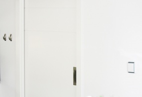 Posuvné bielo lakované interiérové dvere do steny PRÜM Royal 251, povrch dverí Biela exklusív