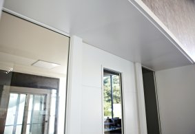 Detail - Presklené bielo lakované interiérové dvere PRÜM Royal 251-LA3, povrch dverí - Lak - Biela exklusív, sklo Float číry